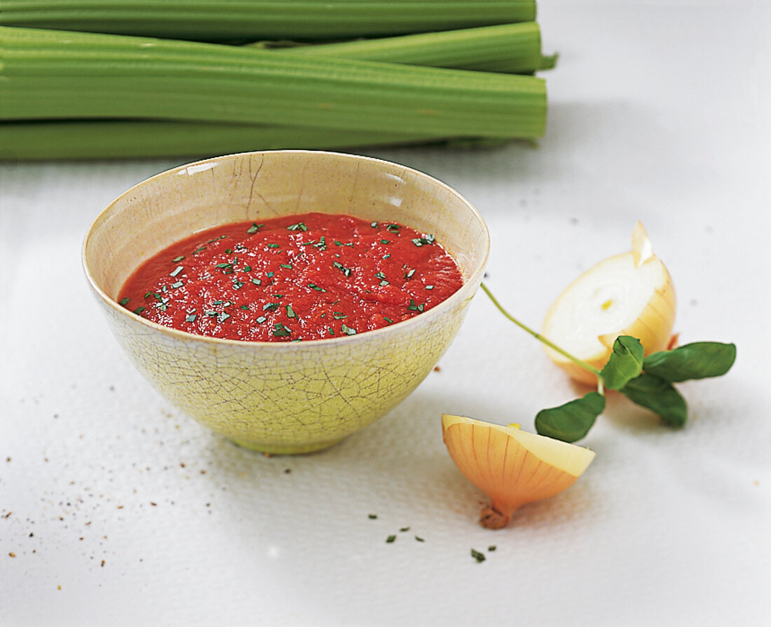 Fisch - Tomaten-Sellerie-Dip in Schälchen, rot