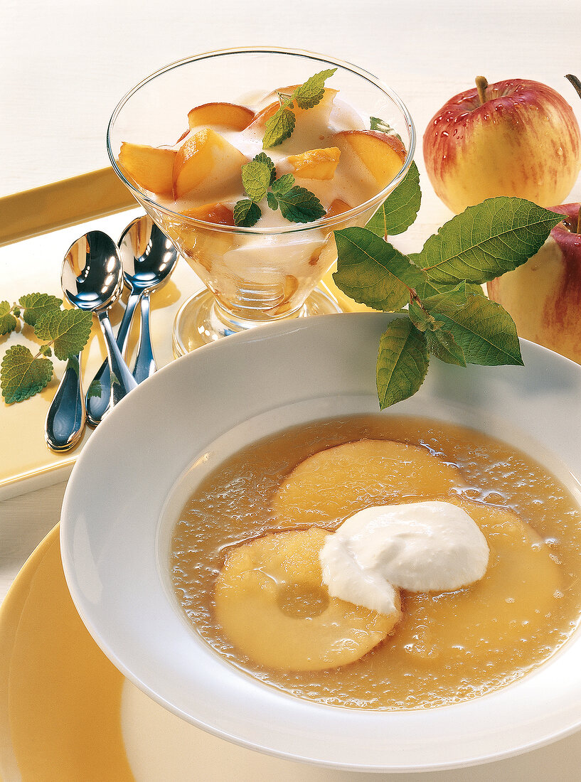 Schwäbisch kochen, Kalte Apfel suppe, Pfirsich mit Weinschaumcreme