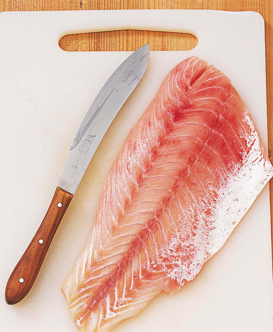 Fisch - Viktoriabarschfilet, roh auf Brettchen, Messer