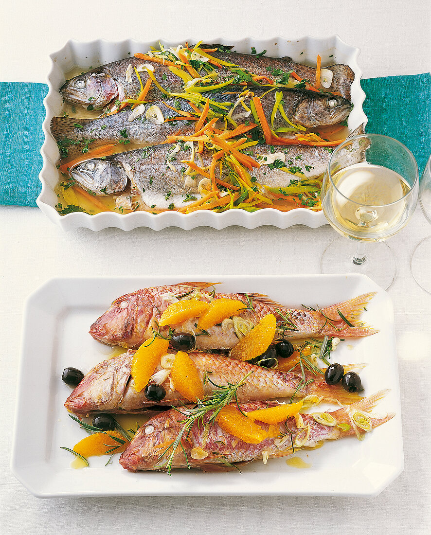 50 heiße Rezepte: Rotbarben mit Orangen und Weißweinfische in Formen