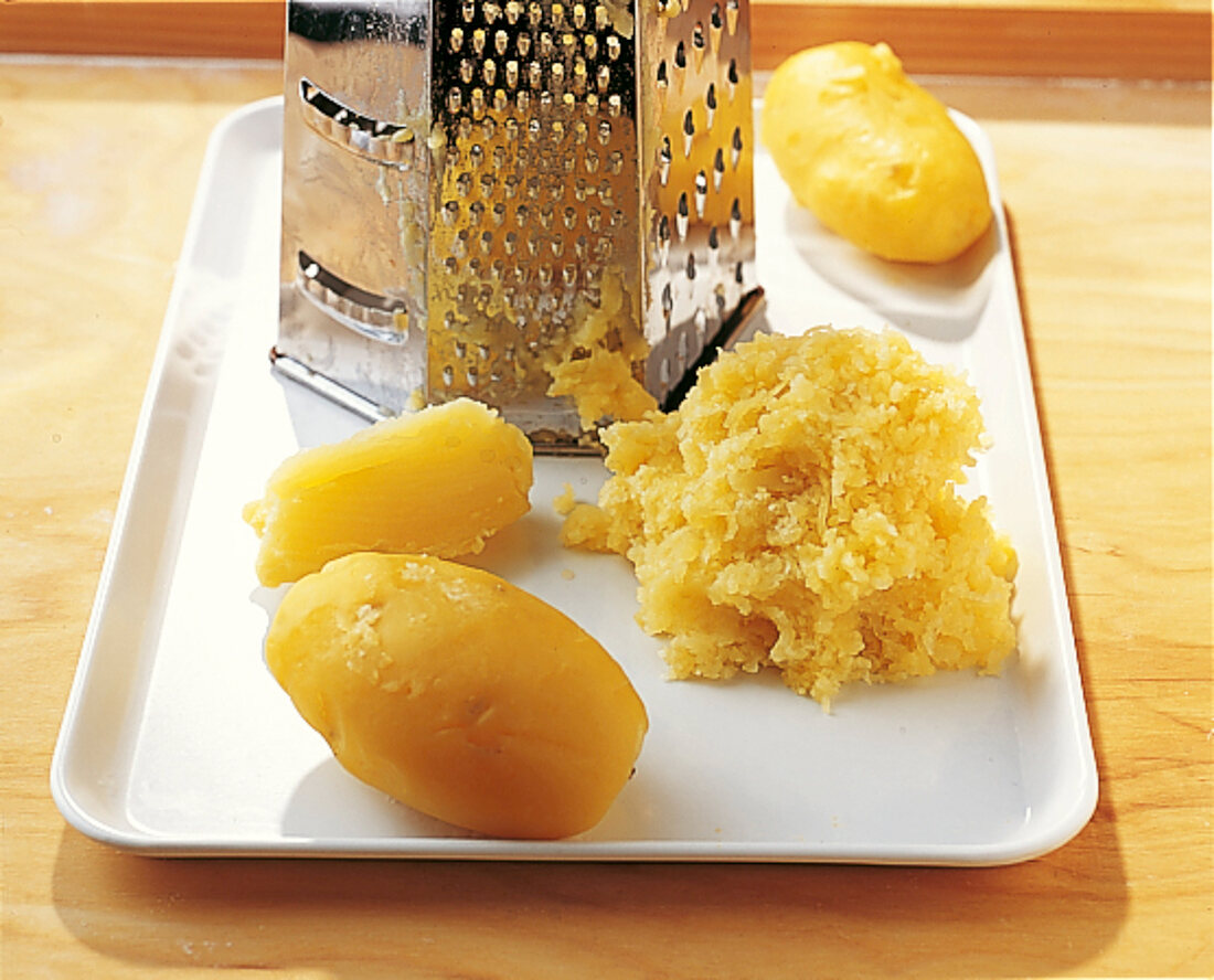 50 heiße Rezepte - Kartoffel-Apf elrollen, Step 1, Kartoffel reiben