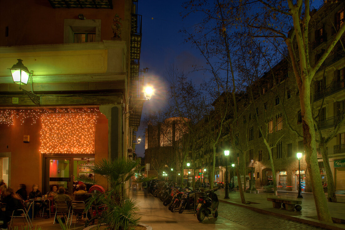 Straßencafe in Barcelona, Straße beleuchtet, abends, Nachtleben.