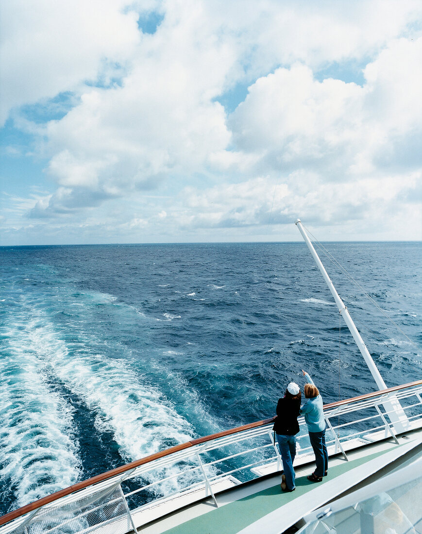 Menschen an Deck der "MS Europa". 