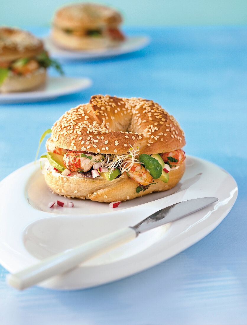 Bagel mit Avocado und Flusskrebs - schwänzen