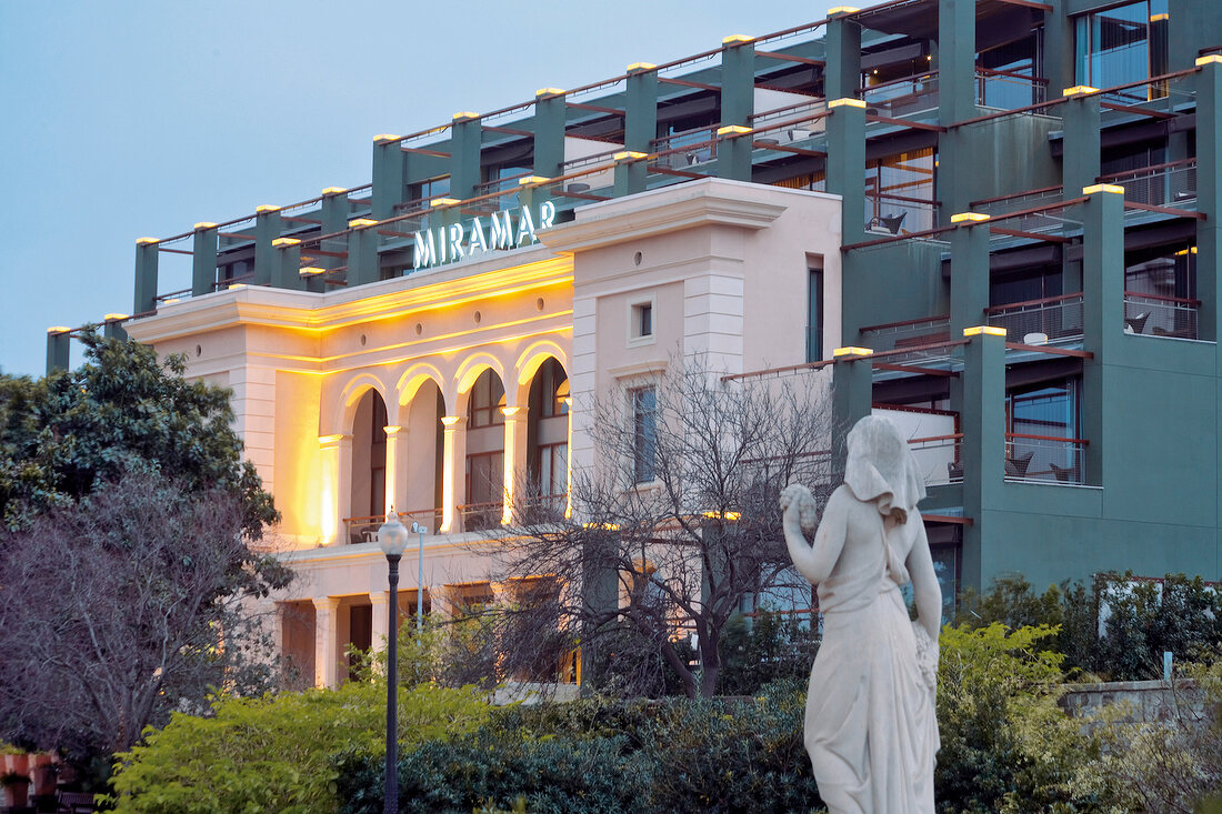 Blick auf Hotel "AC Miramar", Garten , Statue, Beleuchtung, Barcelona