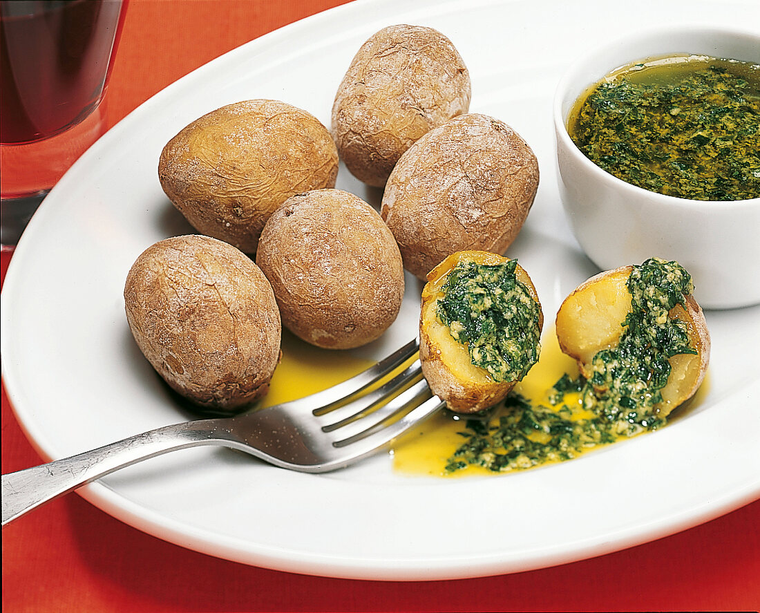 50 Kartoffelrezepte - Runzelkar- toffeln mit Schale und Koriandermojo