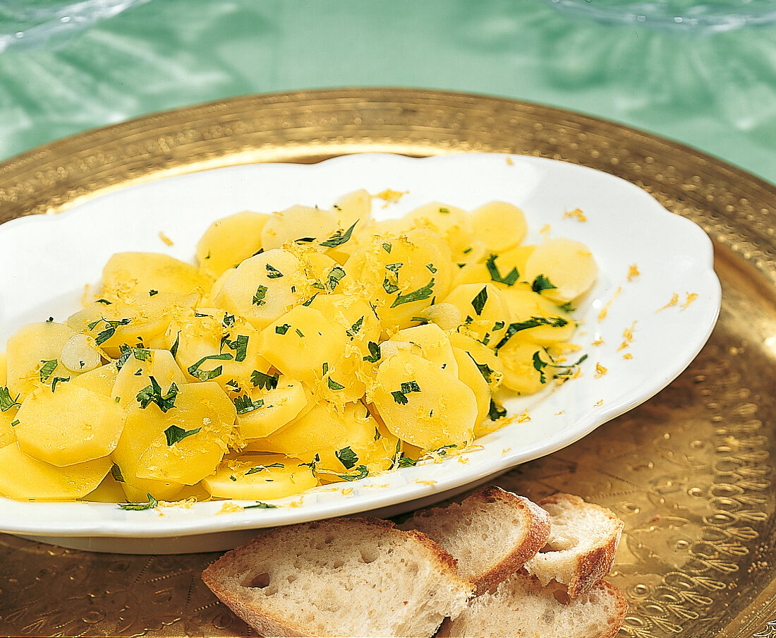 Potatoes garnished with herbs served with bread