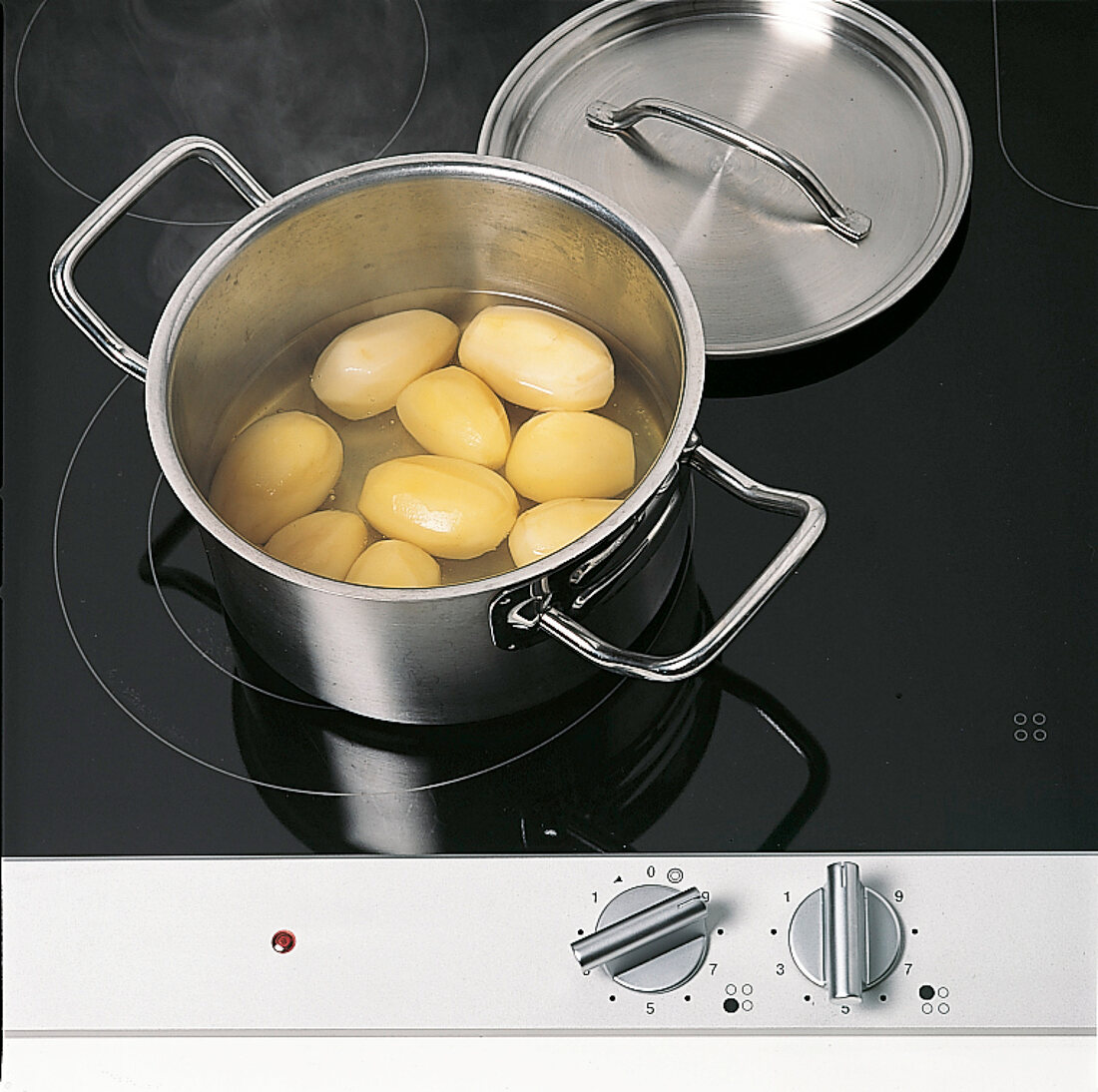 50 Kartoffelrezepte - Geschälte Kartoffeln mit Wasser im Kochtopf