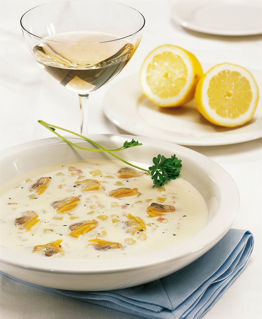 50 Kartoffelrezepte - Venusmusch elsuppe, Zitrone, Weißweinglas