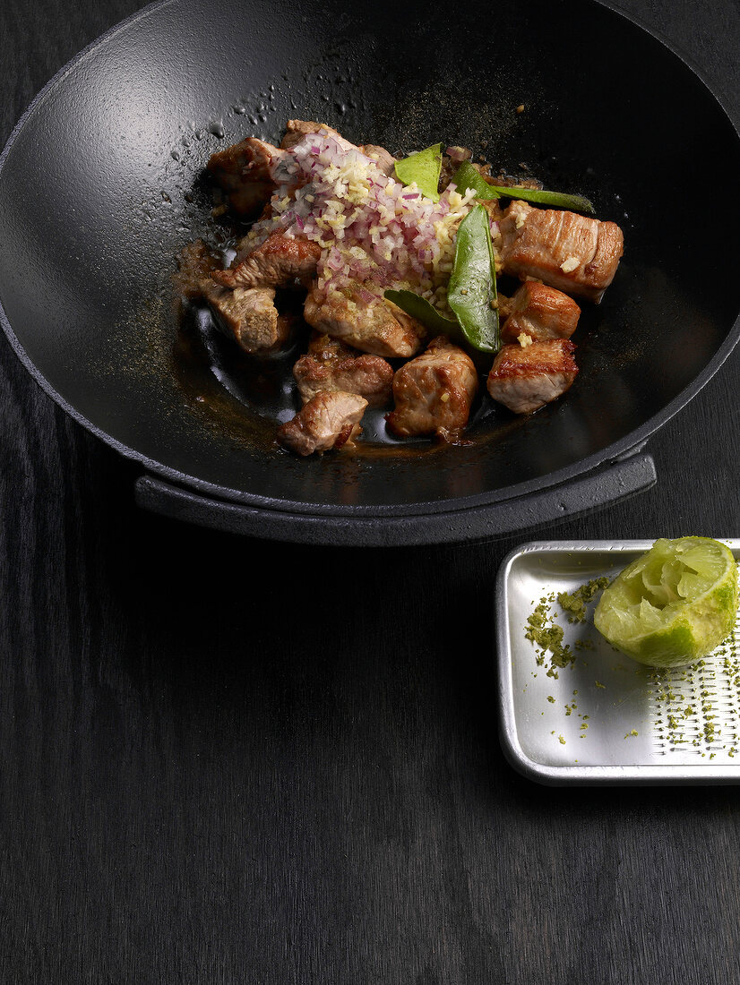 Wok, Schweinefleisch mit Ingwer und Zwiebeln