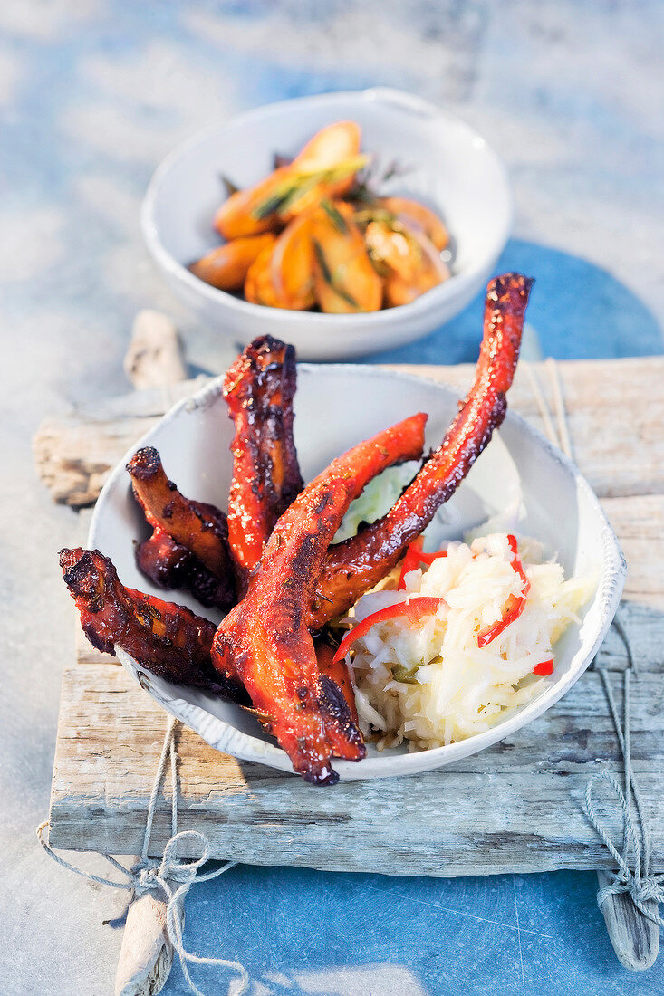 Hot Spareribs mit Krautsalat und Rosmarinkartoffeln