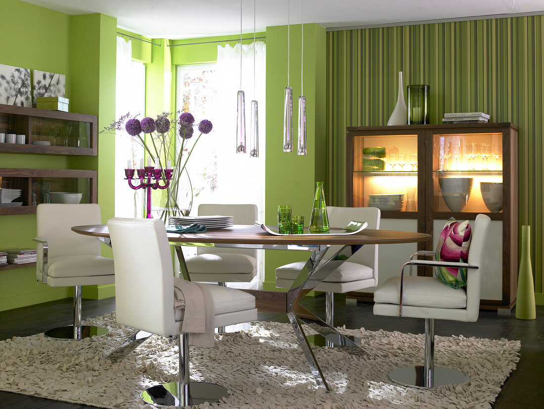 Essplatz in Grün, Weiß und Braun, Tisch rund, Drehstühle, Details lila