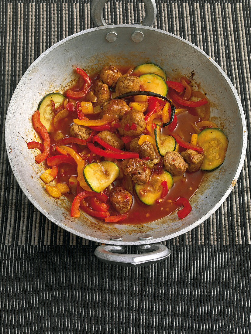 Wok, Wurstklößchen, Paprika, Zucchini im Wok mit Sauce