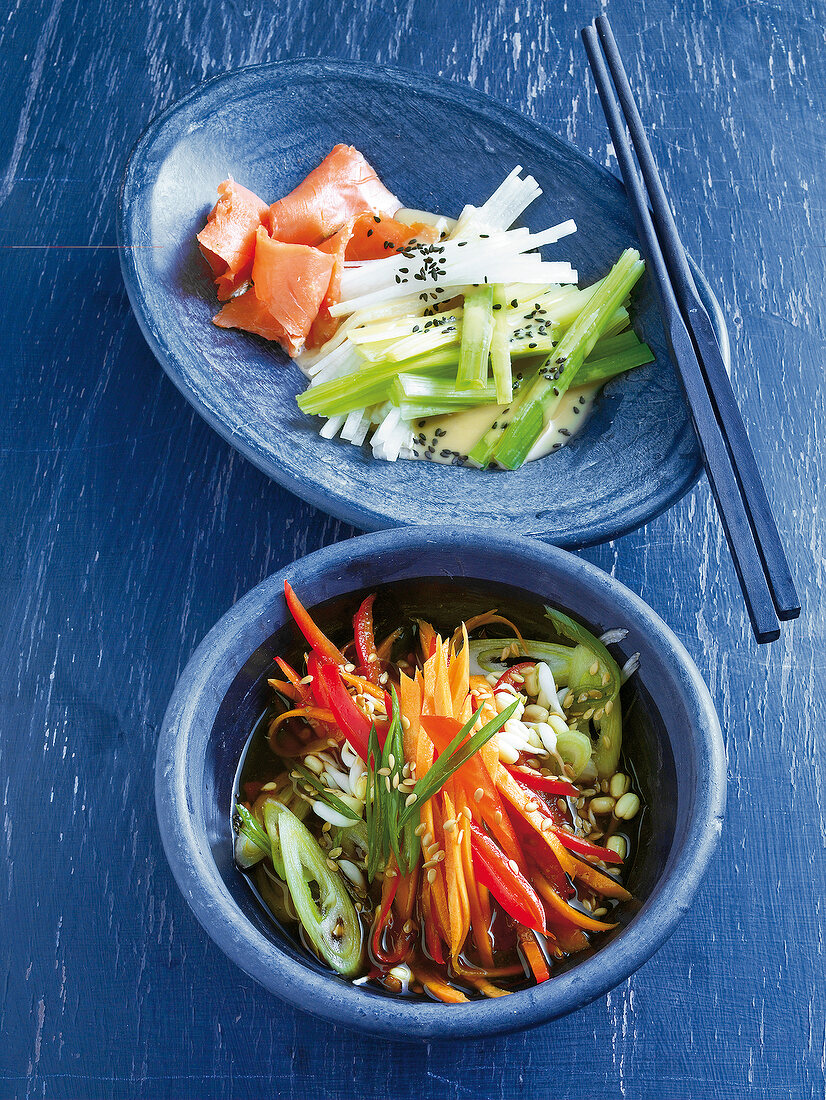 Salate, Japanischer Lauchsalat m . Lachs, asiatischer Sprossensalat