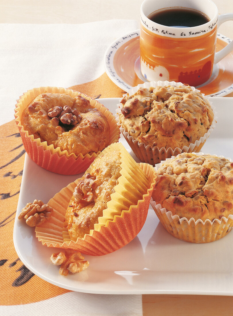 GLYX-Backen, 2 Möhren-Muffins mit Walnüssen, 2 Müsli-Muffins