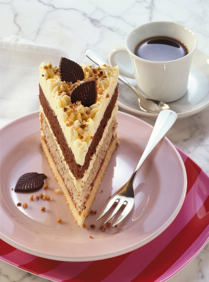 50 Torten, Stück Buttercremetorte mit Haselnusskrokant, Kaffee