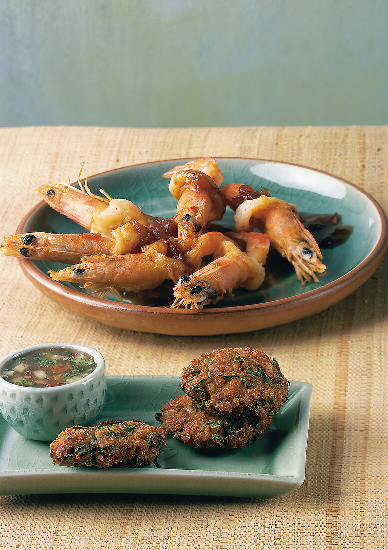 Thailändisch kochen, Knuspergar -nelen, Fischplätzchen mit Dip