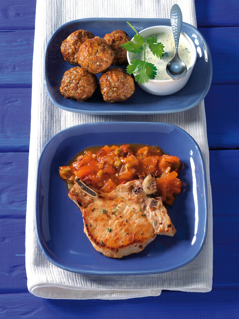 Sauce, Hackbällchen mit Nussjo ghurt und Koteletts m. Tomatensauce