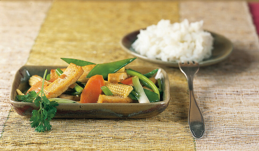 Thailändisch kochen, Tofu mit Zuckerschoten, Mais, Reis, Möhren