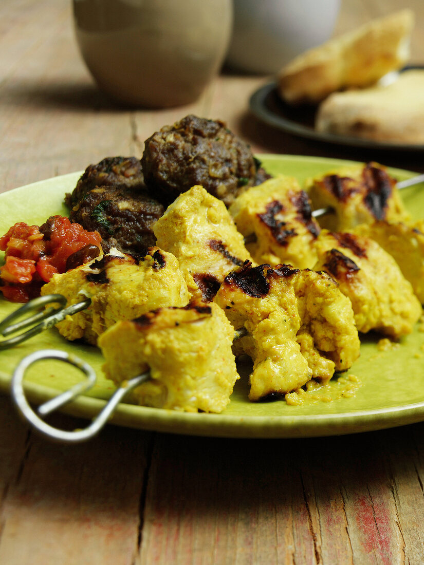 Indisch kochen, würzige Fleischplätzchen und Hähnchen-Tikka