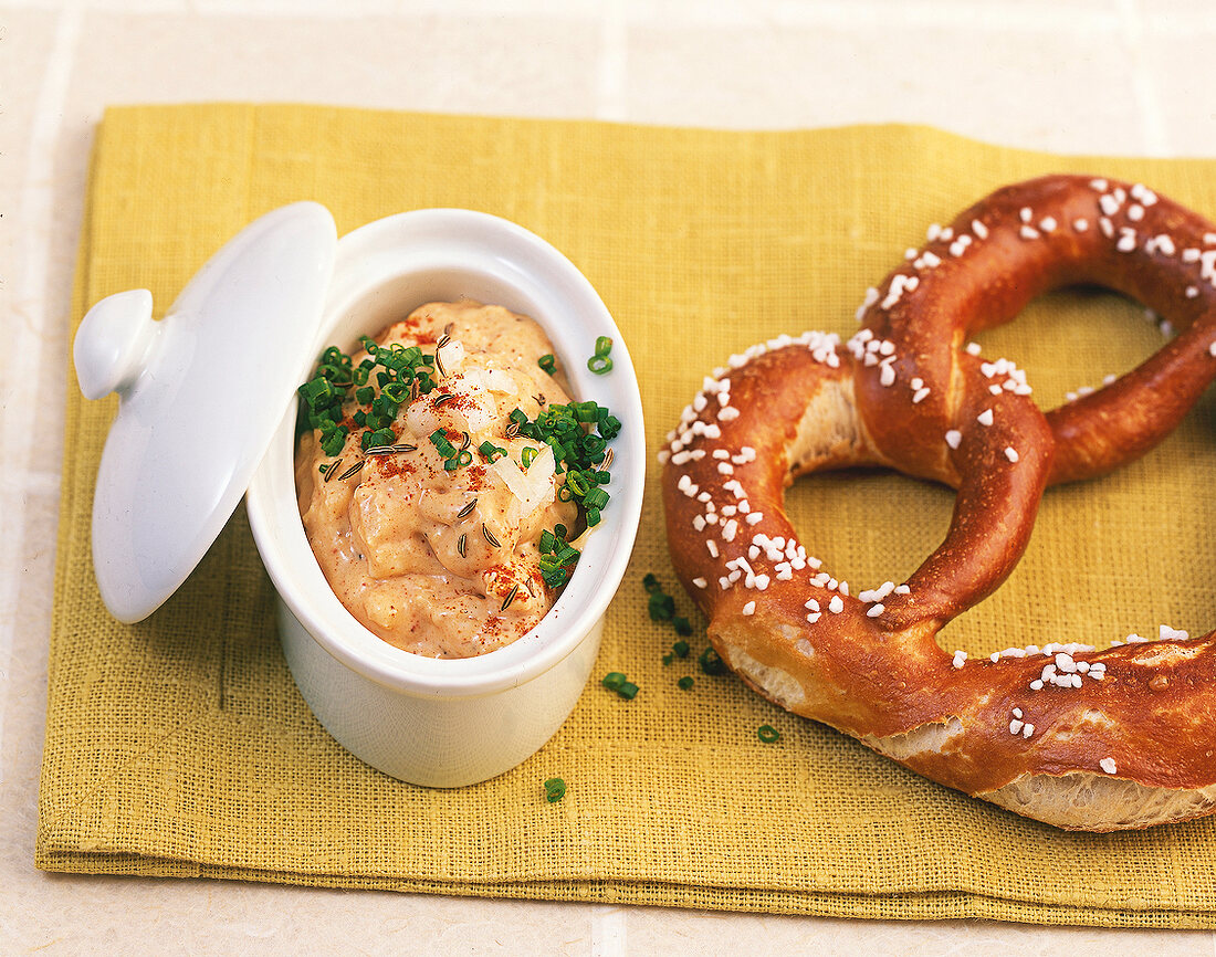 50 Aufstriche, Käse-PaprikaCreme im weißen Töpfchen, Brezel