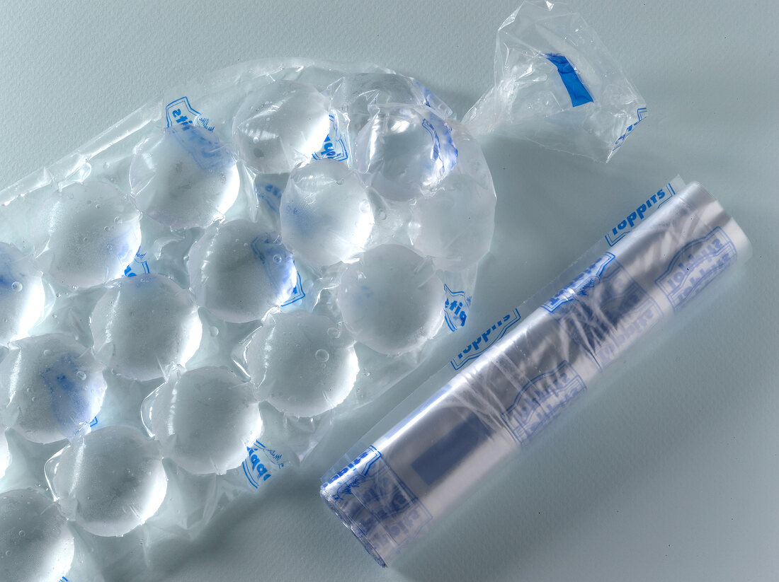 Ice cube bag with round ice cubes