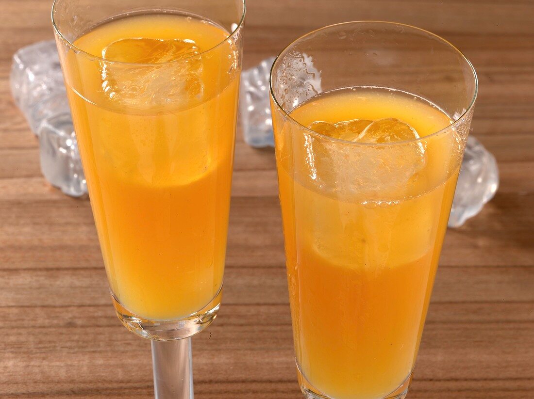 Drinks ohne Alkohol, 2 Gläser Tangy Tango, orange