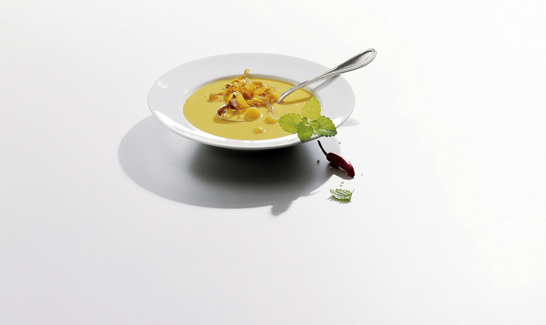 Kürbis und Zucchini, kalte Kürbissuppe mit frittierten Möhren