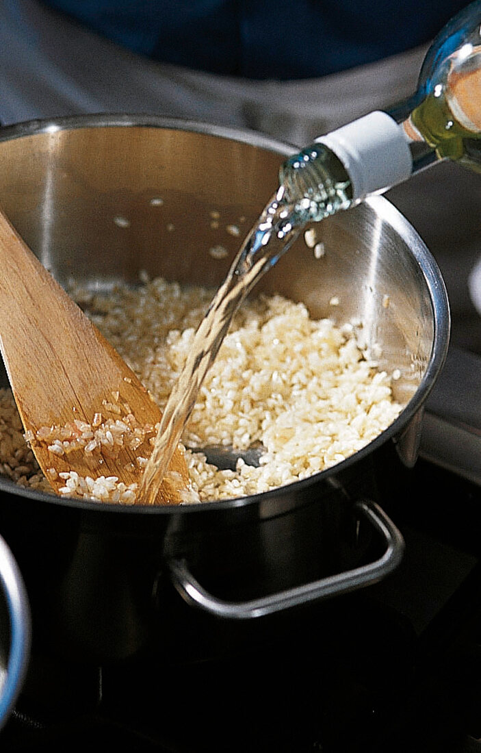 Kürbis und Zucchini, Risotto Step 1: mit Wein ablöschen