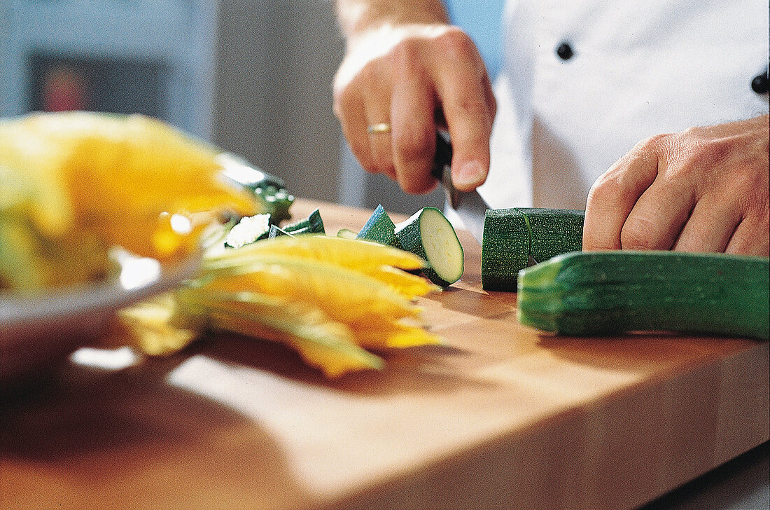 Kürbis und Zucchini, Step: Zucchini in grobe Stücke schneiden