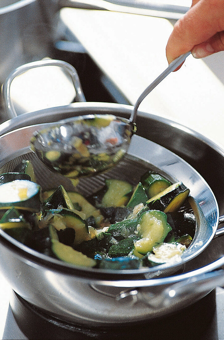 Kürbis und Zucchini, Step 3: Gemüse im Sieb auspressen