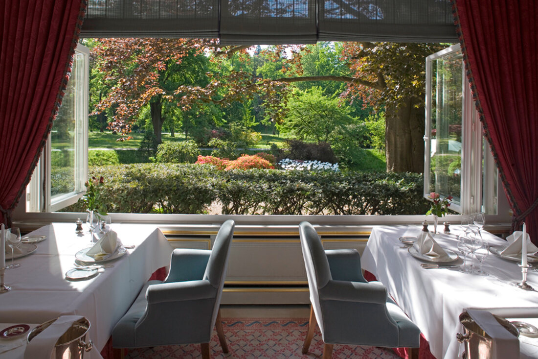 Speisesaal, großes Fenster mit Blick in den Garten "Brenner's Park-Hotel"