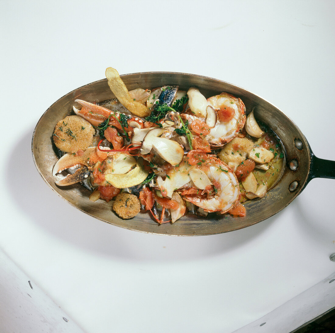 Shrimps, Gebratener Hummer mit Steinpilzen, Tomaten in der Pfanne