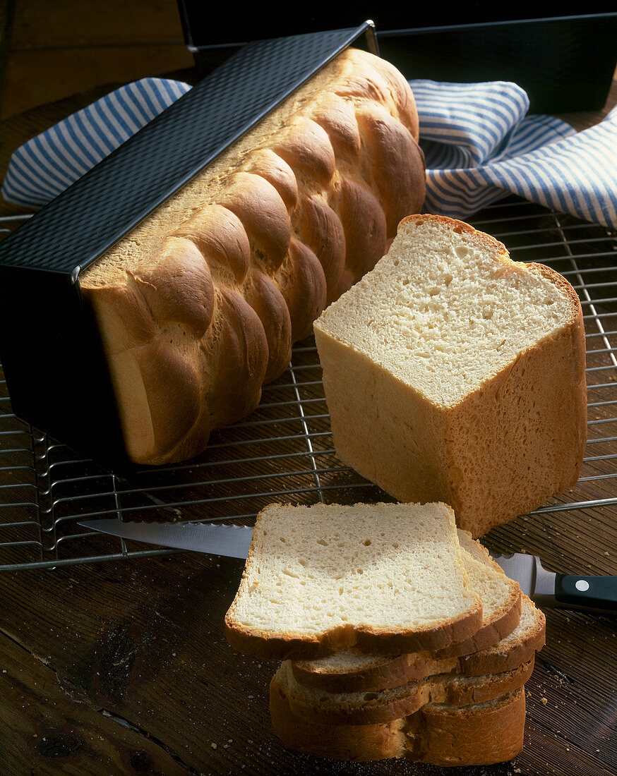 100 beste Brot, Toastbrot in K astenform, Toastbrotscheiben, Messer