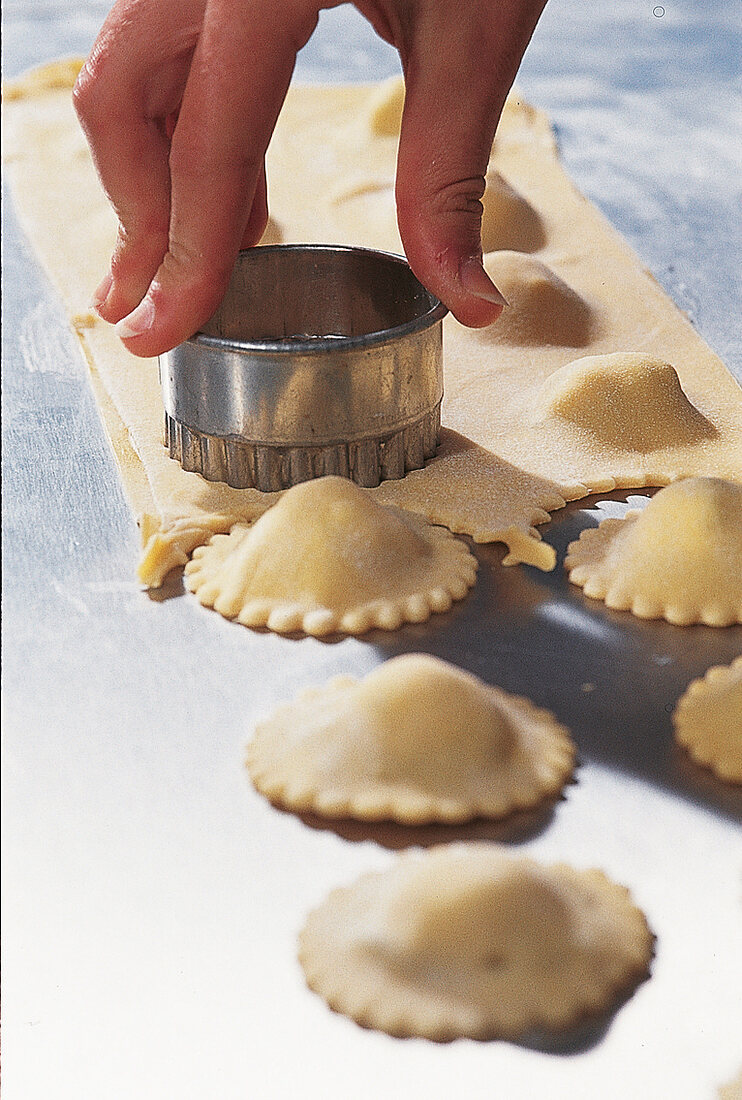 Ravioli und Lasagne, Step 6: Tortellini ausstechen