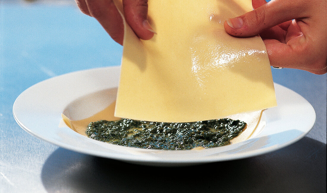 Ravioli und Lasagne, Fazzoletti Step1: Nudelblatt auf Pesto legen