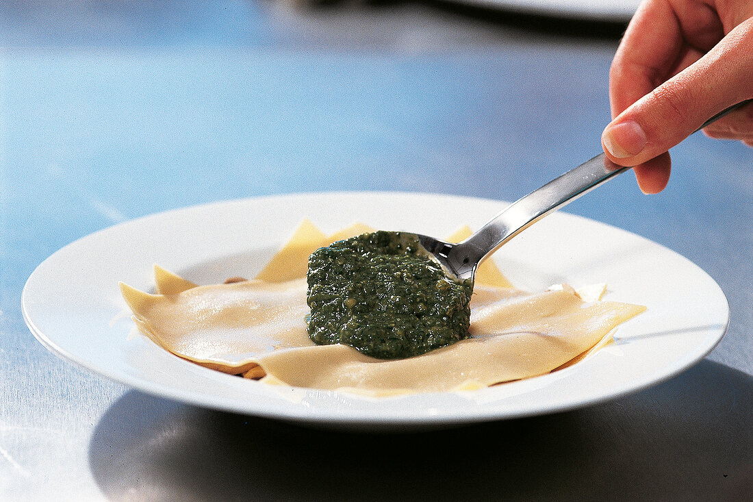 Ravioli und Lasagne, Fazzoletti Step3: Pesto auf Nudelblatt geben