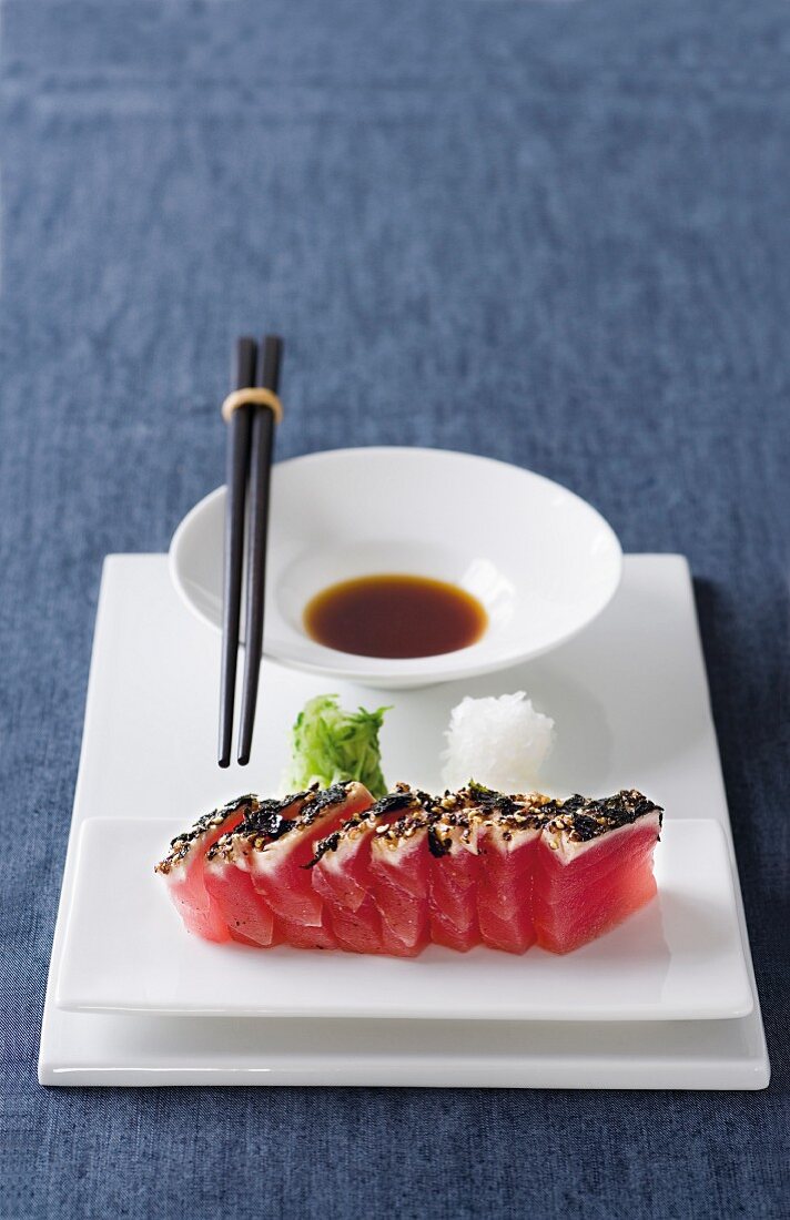 Tuna sashimi with a seaweed and pepper crust