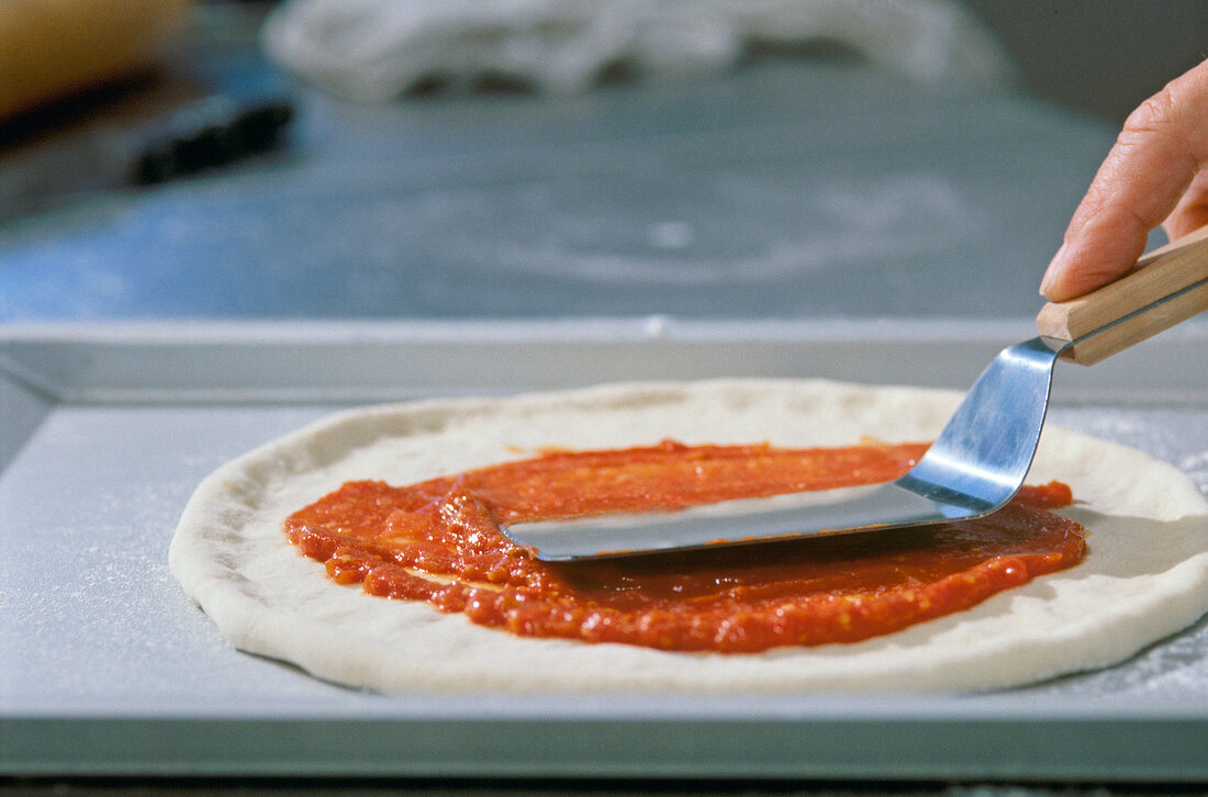 100 beste Brot, Muschelpizza: Tomatensauce auf Teig geben, Step 1