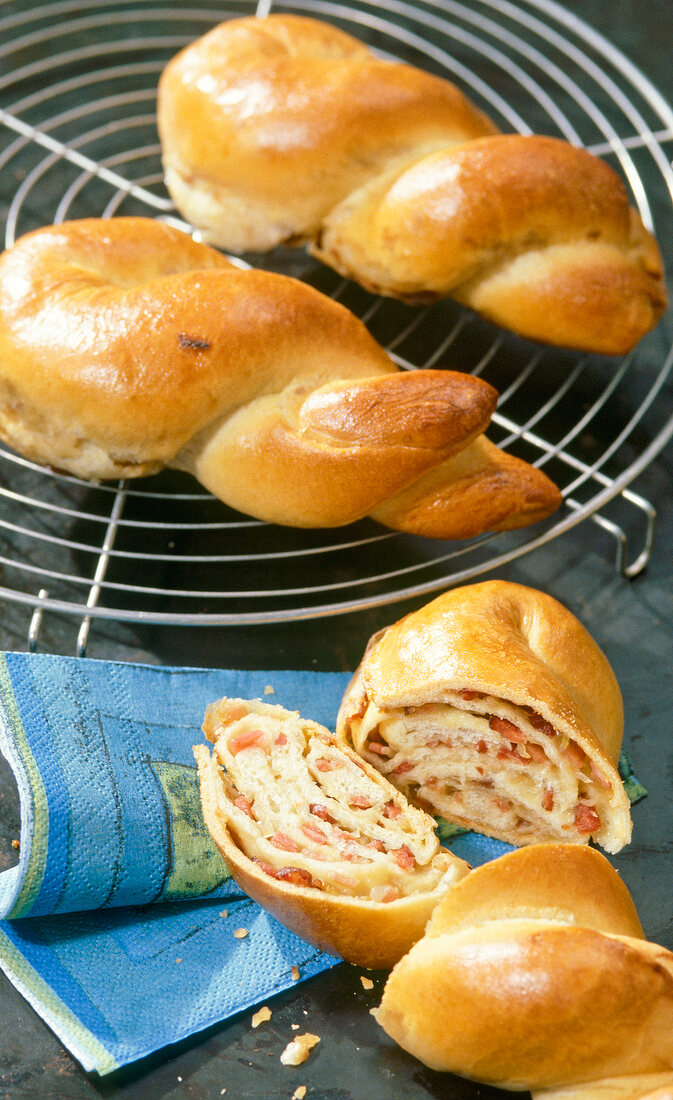 100 beste Brot, 3 Piroggen gef üllt mit Speck und Zwiebeln