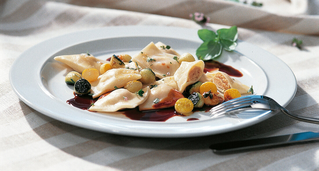 Ravioli und Lasagne, Ravioli alla milanese, Zucchinikugeln, Sauce