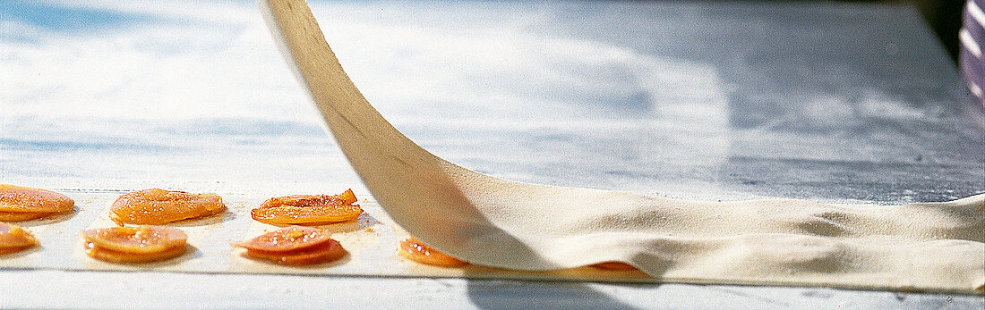 Ravioli und Lasagne, Step 1: Aprikosenscheiben mit Teig bedecken