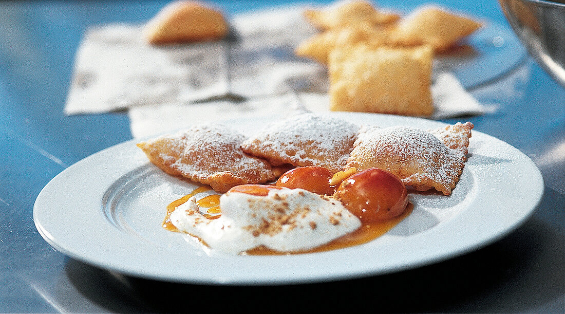 Ravioli und Lasagne, Aprikosen täschchen mit Kompott und Sahne