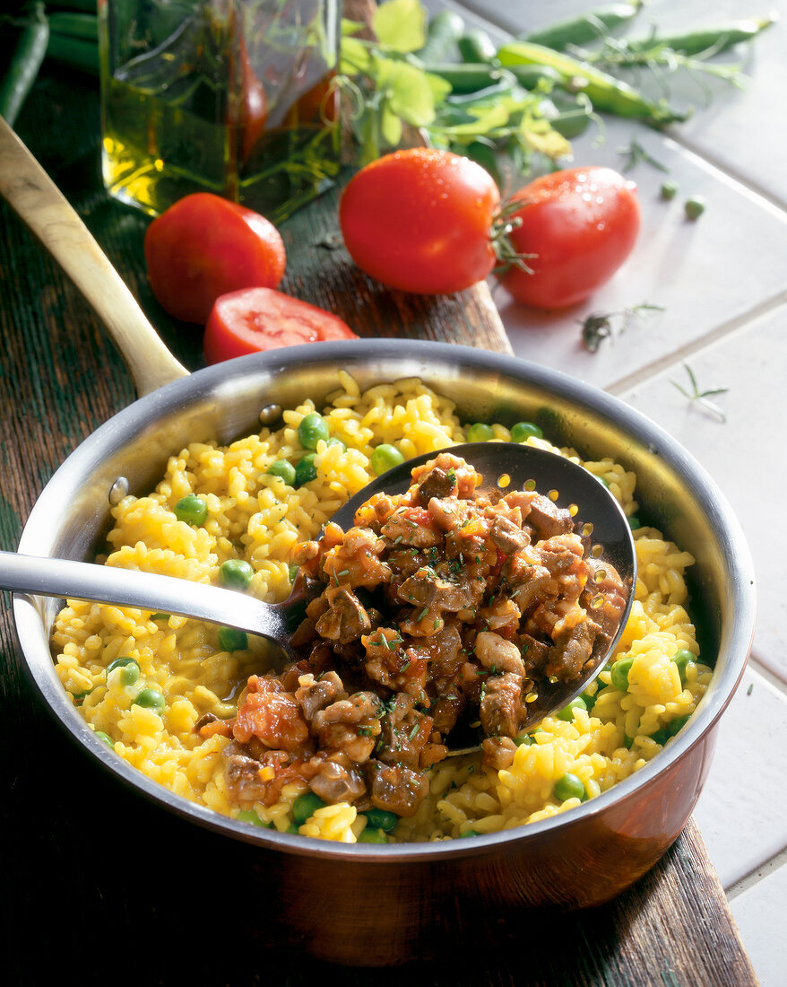 100 beste Geflügel, Hühnerlebe r-Ragout mit Reis u. Erbsen, Tomaten