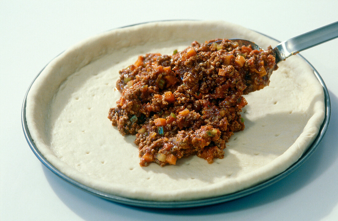 100 beste Brot, Pizza: Hackfle ischsauce auf Teig verteilen, Step 1