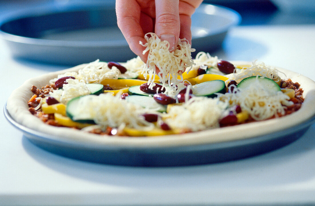 100 beste Brot, Pizza: Geriebe nen Käse auf Pizza verteilen, Step 3