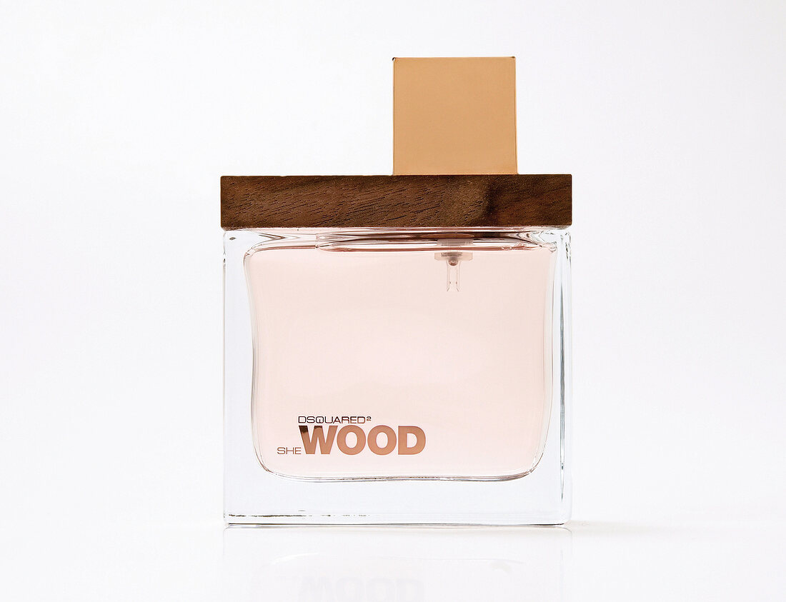 Parfum: "She Wood" von Dsquared2, mit braunem Holzdeckel