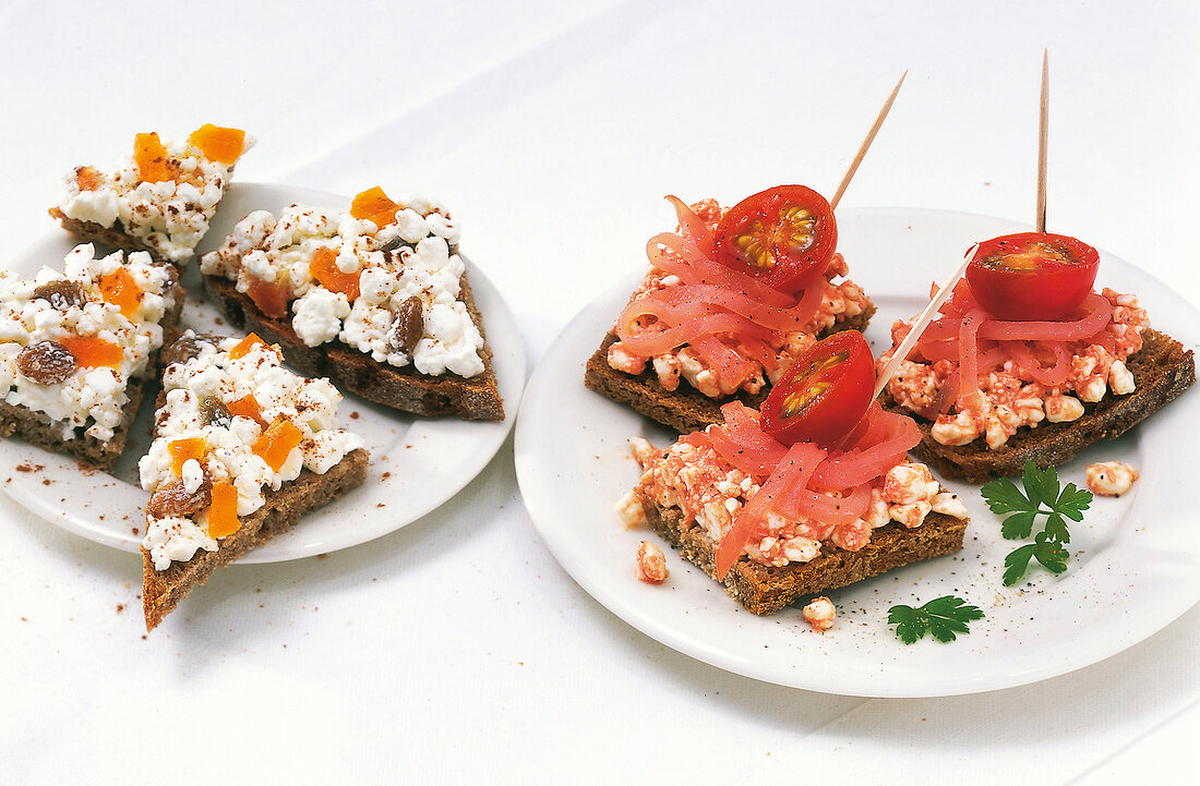 Kalorien-Sparbuch, Roggenbrot mit Frischkäse, Tomaten und Rosinen