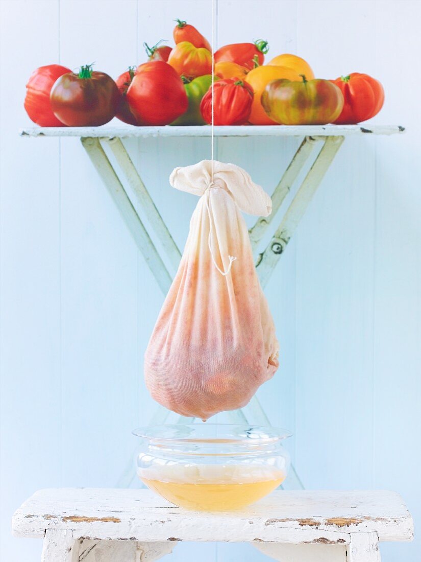 Herstellung von Tomatenwasser: Tomaten beim Abtropfen