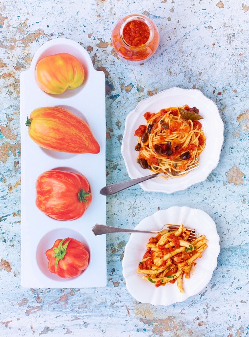 Nudeln mit verschiedenen Tomatensaucen: Spaghetti mit Sauce Puttanesca und Makkaroni mit Sauce All Arrabbiata